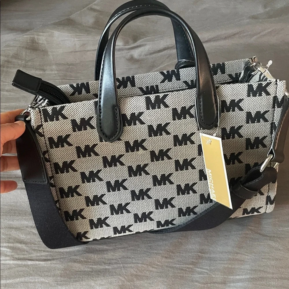 Michael Kors Black and Grey GiGi Small Messenger Bag - Picture 3 of 8